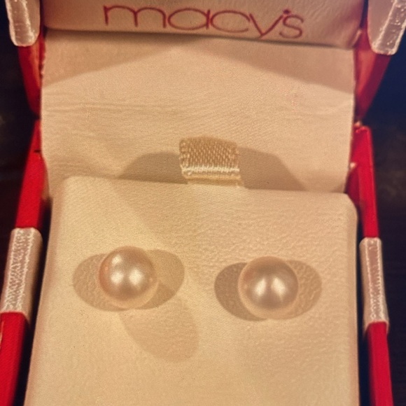 BRAND NEW MACY’S PEARL EARRINGS - Picture 1 of 4